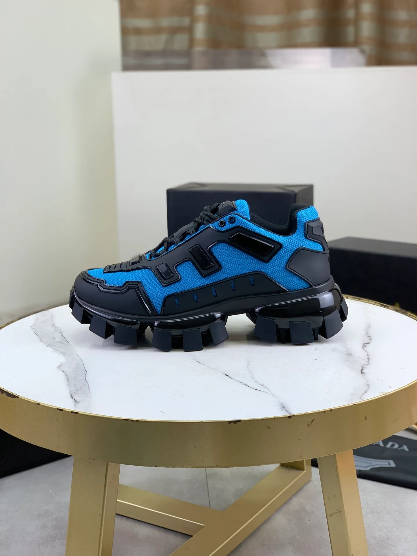Factory price P660 top version PRADA Dark Punk Martin Rock Tank Mecha Hardcore Fighting Shoes ☑️ A century-old brand, the unique hardcore design has entered the public eye. The tank element is used as the sole design, subverting conventions, breaking the monotony and dullness, lighting up the overall shape, attracting attention, and achieving a meaningless appearance. With its hard-core styling and metal accessories full of design, it unleashes an unruly punk spirit, interprets a unique and iconic style, and demonstrates the leadership level of its pioneer originator in the field of thick-soled shoes. It is the nirvana darling of major fashion weeks. 📣📣The ultra-light foam outsole solves the problem of bulkiness and is suitable for those who know the difference. ✅Fabric: Original splicing design and production ✅Inner: Original lining➕Cow leather insole. ✅Original foam combination outsole with 8cm heel height and super light weight. ✅Code number: Female 35-39 (40 is customized and non-refundable) Male 39-45 (46 and 47 are customized and non-refundable) Full package at the counter